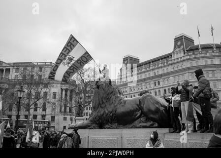 Briten und Anhänger des Irans marschierten durch das Zentrum Londons zum Tralfalgar-Platz, um gegen die herrschende Islamische Republik im Iran und das Verhalten des IRGC zu protestieren. Am 16. September 2022 starb die 22-jährige iranische Frau Mahsa Amini, auch bekannt als Jina Amini, an Verletzungen, die sie in Gewahrsam der religiösen Moralpolizei der iranischen Regierung erhalten hatte. Der Tod von Amini führte zu einer Reihe von Protesten im ganzen Iran gegen die herrschende Islamische republik. Stockfoto