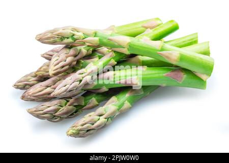 Grüne Spargelspieße auf weißem Hintergrund isoliert. Stockfoto