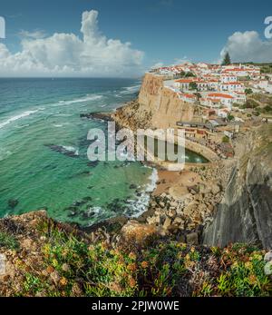 Herrlicher Blick auf Azenhas do Mar, kleine Stadt an der Atlantikküste. Gemeinde Sintra, Portugal. Stockfoto