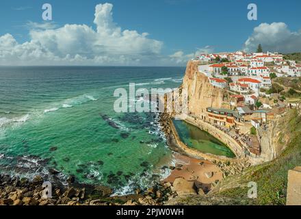 Herrlicher Blick auf Azenhas do Mar, kleine Stadt an der Atlantikküste. Gemeinde Sintra, Portugal. Stockfoto