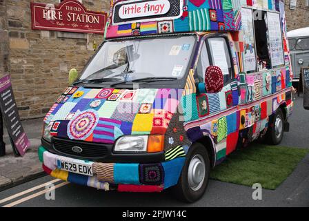 „Little Fingy“ Chorchet Cover of Vehicle, was Verkaufsstelle für gestrickte Fingerpuppen war, wie auf dem Skipton Puppet Festival um 2015 zu sehen Stockfoto