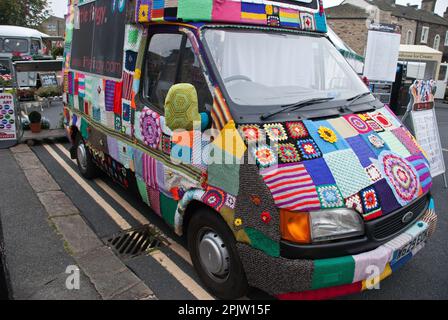 „Little Fingy“ Chorchet Cover of Vehicle, was Verkaufsstelle für gestrickte Fingerpuppen war, wie auf dem Skipton Puppet Festival um 2015 zu sehen Stockfoto