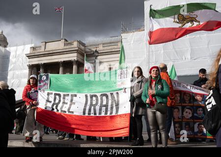 Auf dem Tralfalgar-Platz versammelten sich Briten und Iraner, um gegen die herrschende Islamische Republik in Iran und das Verhalten des IRGC zu protestieren. Am 16. September 2022 starb die 22-jährige iranische Frau Mahsa Amini, auch bekannt als Jina Amini, an Verletzungen, die sie in Gewahrsam der religiösen Moralpolizei der iranischen Regierung erhalten hatte. Der Tod von Amini führte zu einer Reihe von Protesten im ganzen Iran gegen die herrschende Islamische republik. Stockfoto