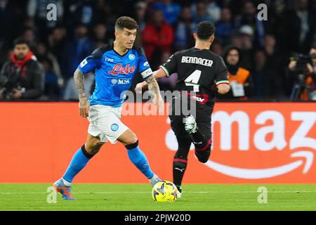 Neapel, Italien. 02. April 2023. Neapel, Italien, April 2. 2023: Giovanni Di Lorenzo (22 Neapel) tritt mit Ismael Bennacer (4 Mailand) während des Spiels der Serie A zwischen SSC Neapel und AC Mailand im Diego Armando Maradona Stadion in Neapel in Kontakt. (Foto Mosca/SPP) Kredit: SPP Sport Press Photo. Alamy Live News Stockfoto