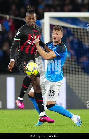 Neapel, Italien. 02. April 2023. Neapel, Italien, April 2. 2023: Rafael Leão (17 Mailand) tritt mit Amir Rrahmani (13 Neapel) beim Spiel der Serie A zwischen SSC Napoli und AC Mailand im Diego Armando Maradona Stadion in Neapel in Kontakt. (Foto Mosca/SPP) Kredit: SPP Sport Press Photo. Alamy Live News Stockfoto