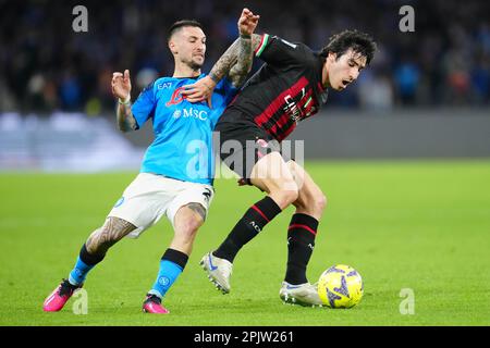 Neapel, Italien. 02. April 2023. Neapel, Italien, April 2. 2023: Matteo Politano (21 Neapel) spielt mit Sandro Tonali (8 Mailand) während des Spiels der Serie A zwischen SSC Napoli und AC Mailand im Diego Armando Maradona Stadion in Neapel. (Foto Mosca/SPP) Kredit: SPP Sport Press Photo. Alamy Live News Stockfoto