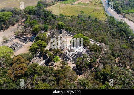 Tegucigalpa. 1. April 2023. Dieses Luftfoto wurde am 1. April 2023 aufgenommen und zeigt die Maya-Stätte Copan in Honduras. Die Stadt Copan mit ihren Tempeln, Plätzen, Terrassen und anderen Merkmalen ist eine ausgezeichnete Darstellung der klassischen Maya-Zivilisation. Kredit: Xin Yuewei/Xinhua/Alamy Live News Stockfoto