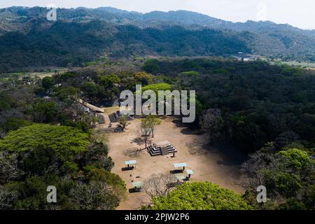 Tegucigalpa. 1. April 2023. Dieses Luftfoto wurde am 1. April 2023 aufgenommen und zeigt die Maya-Stätte Copan in Honduras. Die Stadt Copan mit ihren Tempeln, Plätzen, Terrassen und anderen Merkmalen ist eine ausgezeichnete Darstellung der klassischen Maya-Zivilisation. Kredit: Xin Yuewei/Xinhua/Alamy Live News Stockfoto