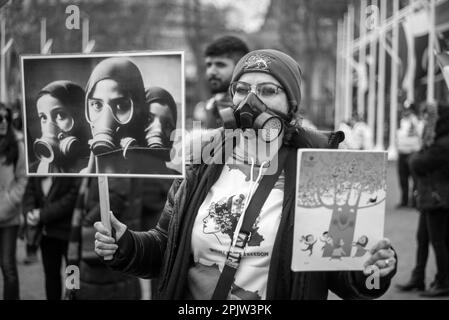 Briten-Iraner und Unterstützer auf dem Parlamentsplatz protestieren gegen die Vergiftung von Schulmädchen im Iran. Stockfoto