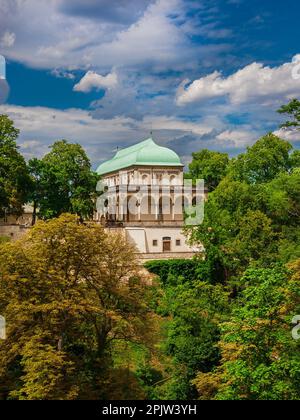 Blick auf den Sommerpalast der Königin Anne aus dem 16. Jahrhundert oder Belvedere im öffentlichen Park der königlichen Gärten von Prag Stockfoto