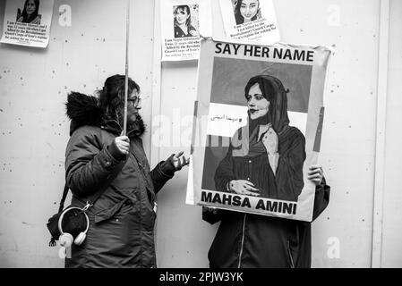 Britisch-Iraner und Anhänger außerhalb der Downing Street, die gegen das Regime der Islamischen republik im Iran protestieren. Stockfoto