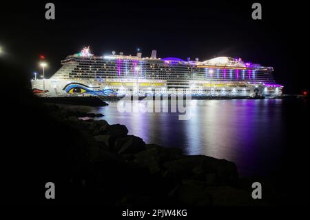 AIDAnova-Schiff in Fuerteventura bei Nacht Stockfoto