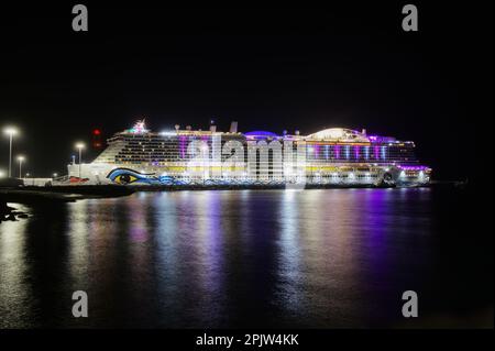 AIDAnova Aida Nova Schiff bei Nacht Stockfoto