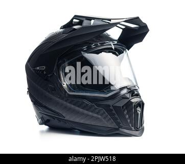 Motorradhelm aus schwarzem Kohlenstoff. Offroad-Motocross-Helm mit abgeschirmtem Schild auf weißem Hintergrund. Stockfoto