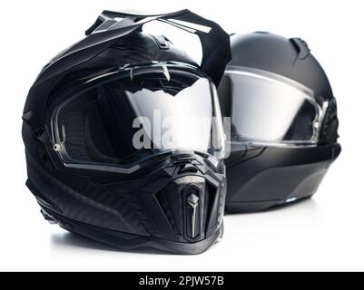 Motorradhelm aus schwarzem Kohlenstoff. Offroad-Motocross-Helm mit abgeschirmtem Schild auf weißem Hintergrund. Stockfoto