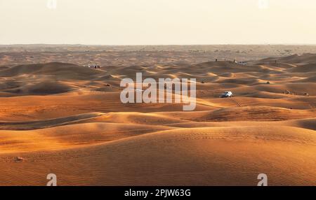 Wunderschöner Sonnenuntergang über den Sanddünen in der Arabischen Wüste im leeren Viertel, Vereinigte Arabische Emirate. RUB' al Khali in der Nähe von Dubai Stockfoto