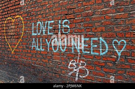 Liebe ist alles, was man braucht - Beatles Lyric Graffiti an Ziegelwänden in Liverpool Stockfoto