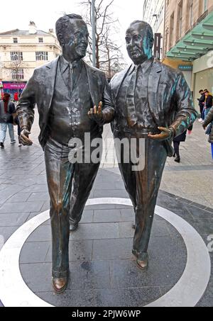 1996 Bronzeskulptur von Sir John CBE & Cecil Moores, von Littlewoods von Tom Murphy, Church St, Liverpool, Merseyside, England, UK, L1 3AY Stockfoto