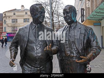 1996 Bronzeskulptur von Sir John CBE & Cecil Moores, von Littlewoods von Tom Murphy, Church St, Liverpool, Merseyside, England, UK, L1 3AY Stockfoto