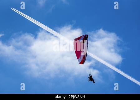 High-Flyer-Gleitschirm vor blauem Himmel. Stockfoto