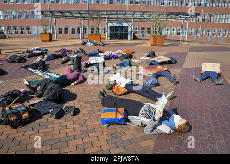 Velsen Noord/IJmuiden, Niederlande. 03. April 2023. Klimaschutzaktivisten organisierten ein "die-Inn" und eine Blockade am Eingang des Stahlherstellers Tata Steel, um gegen die Verschmutzung und den Einsatz von Kohle zu protestieren. Stockfoto