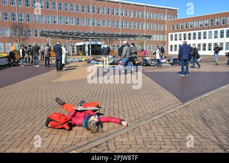 Velsen Noord/IJmuiden, Niederlande. 03. April 2023. Klimaschutzaktivisten organisierten ein "die-Inn" und eine Blockade am Eingang des Stahlherstellers Tata Steel, um gegen die Verschmutzung und den Einsatz von Kohle zu protestieren. Stockfoto