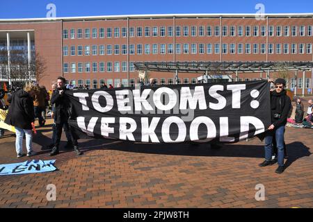 Velsen Noord/IJmuiden, Niederlande. 03. April 2023. Klimaschutzaktivisten organisierten ein "die-Inn" und eine Blockade am Eingang des Stahlherstellers Tata Steel, um gegen die Verschmutzung und den Einsatz von Kohle zu protestieren. Stockfoto