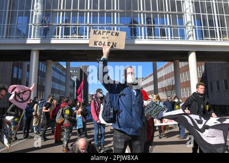 Velsen Noord/IJmuiden, Niederlande. 03. April 2023. Klimaschutzaktivisten organisierten ein "die-Inn" und eine Blockade am Eingang des Stahlherstellers Tata Steel, um gegen die Verschmutzung und den Einsatz von Kohle zu protestieren. Stockfoto