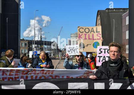 Velsen Noord/IJmuiden, Niederlande. 03. April 2023. Klimaschutzaktivisten organisierten ein "die-Inn" und eine Blockade am Eingang des Stahlherstellers Tata Steel, um gegen die Verschmutzung und den Einsatz von Kohle zu protestieren. Stockfoto