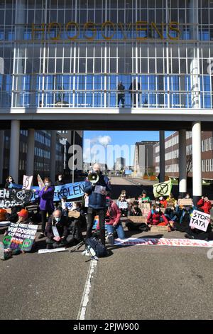 Velsen Noord/IJmuiden, Niederlande. 03. April 2023. Klimaschutzaktivisten organisierten ein "die-Inn" und eine Blockade am Eingang des Stahlherstellers Tata Steel, um gegen die Verschmutzung und den Einsatz von Kohle zu protestieren. Stockfoto