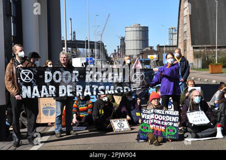 Velsen Noord/IJmuiden, Niederlande. 03. April 2023. Klimaschutzaktivisten organisierten ein "die-Inn" und eine Blockade am Eingang des Stahlherstellers Tata Steel, um gegen die Verschmutzung und den Einsatz von Kohle zu protestieren. Stockfoto