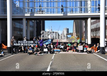 Velsen Noord/IJmuiden, Niederlande. 03. April 2023. Klimaschutzaktivisten organisierten ein "die-Inn" und eine Blockade am Eingang des Stahlherstellers Tata Steel, um gegen die Verschmutzung und den Einsatz von Kohle zu protestieren. Stockfoto