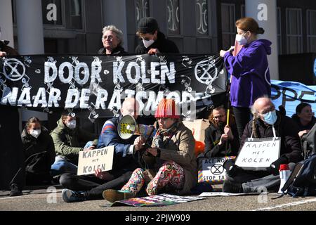 Velsen Noord/IJmuiden, Niederlande. 03. April 2023. Klimaschutzaktivisten organisierten ein "die-Inn" und eine Blockade am Eingang des Stahlherstellers Tata Steel, um gegen die Verschmutzung und den Einsatz von Kohle zu protestieren. Stockfoto