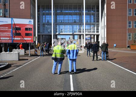 Velsen Noord/IJmuiden, Niederlande. 03. April 2023. Klimaschutzaktivisten organisierten ein "die-Inn" und eine Blockade am Eingang des Stahlherstellers Tata Steel, um gegen die Verschmutzung und den Einsatz von Kohle zu protestieren. Stockfoto