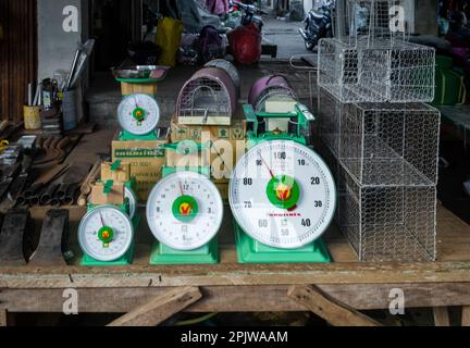Waagen, Rattenkäfige, Axtköpfe, Messer und Scheren zum Verkauf an einem Verkaufsstand auf dem Central Market in Pleiku, Vietnam. Stockfoto