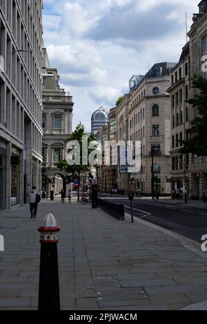 London - 05 21 2022: Blick auf die Cheapside Street, im Hintergrund auf das Bankenviertel Stockfoto