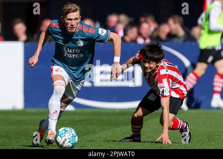 02-04-2023: Sport: Sparta/Feyenoord ROTTERDAM, NIEDERLANDE - APRIL 2: Marcus Holmgren Pedersen (Feyenoord Rotterdam) und Koki Saito (Sparta Rotterd Stockfoto
