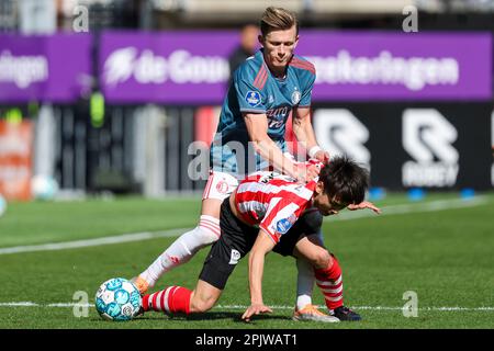 02-04-2023: Sport: Sparta/Feyenoord ROTTERDAM, NIEDERLANDE - APRIL 2: Marcus Holmgren Pedersen (Feyenoord Rotterdam) und Koki Saito (Sparta Rotterd Stockfoto