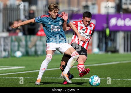 02-04-2023: Sport: Sparta gegen Feyenoord ROTTERDAM, NIEDERLANDE - APRIL 2: Marcus Holmgren Pedersen (Feyenoord Rotterdam) und Michael Pinto (Sparta Rott Stockfoto