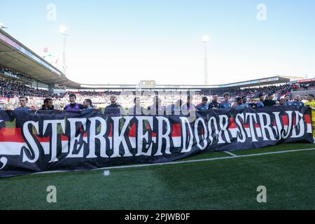 02-04-2023: Sport: Sparta gegen Feyenoord ROTTERDAM, NIEDERLANDE - APRIL 2: Spieler von Feyenoord mit Banner während des Spiels Eredivisie Sparta Rotterdam Stockfoto