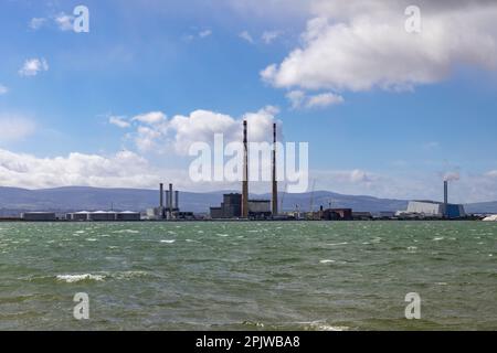 Dublin Hafen und Poolbeg Schornsteine Energiestation aus Sicht der North Bull Wall. Irisches Meer bei Flut in der Bucht. Irland Stockfoto