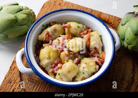 Tapa mit Artischocken und Schinken in einem spanischen Restaurant. Stockfoto