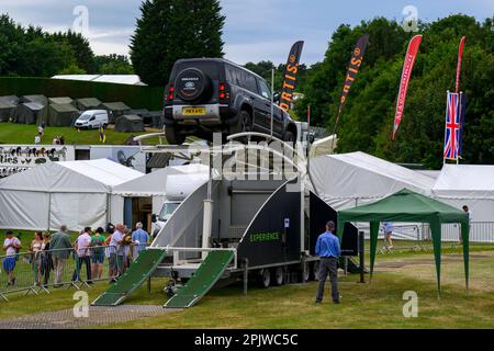 Defender fährt auf dem anspruchsvollen temporären Off-Road-Ausstellungsgelände (Besucher) - L R Experience, Great Yorkshire Show 2022, Harrogate, England, Großbritannien. Stockfoto