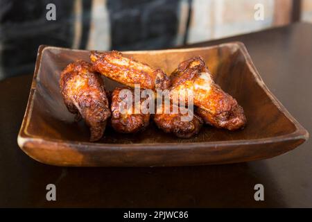 Teller mit gebratenen Hähnchenflügeln im Kentucky-Stil. Stockfoto