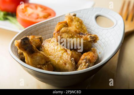 Teller mit gebratenen Hähnchenflügeln im Kentucky-Stil. Stockfoto