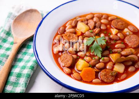 Weißer Bohneneintopf mit Chorizo. Traditionelles spanisches Rezept aus Nordspanien namens Fabada asturiana. Stockfoto