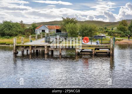 Holzsteg in Acharacterle am Loch Shiel auf der Ardnamurchan-Halbinsel in Lochaber, Schottland Stockfoto