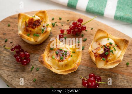 Ziegenkäse-Vorspeisen auf Shortcrust-Gebäck. Stockfoto