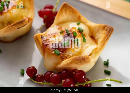 Ziegenkäse-Vorspeisen auf Shortcrust-Gebäck. Stockfoto