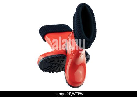 Kinderschuhe und -Stiefel. Nahaufnahme von saisonalen roten Gummistiefeln oder Gummistiefeln, isoliert auf weißem Hintergrund. Beschneidungspfad. Schuhe für Kinder. Stockfoto